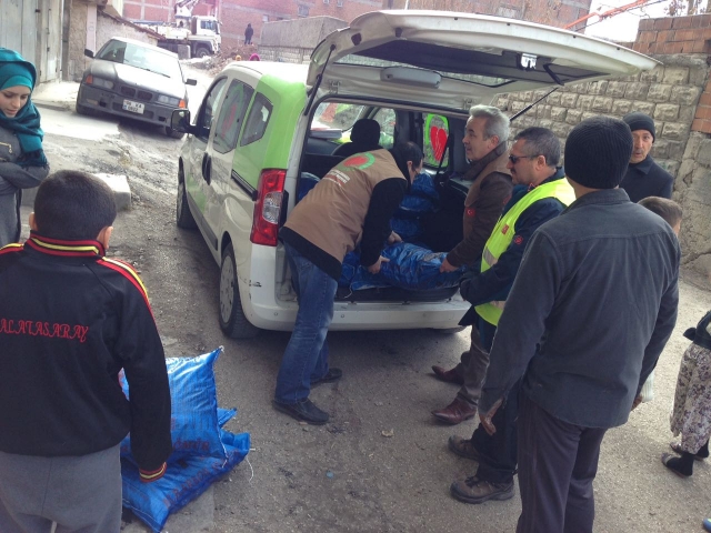 İHTİYAÇ SAHİBİ AİLELERE SOBA VE KÖMÜR DAĞITILDI.-7