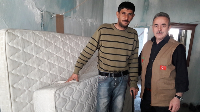 AFGANLI YENİ GELEN AİLENİN EŞYALARINI ALDIK-10