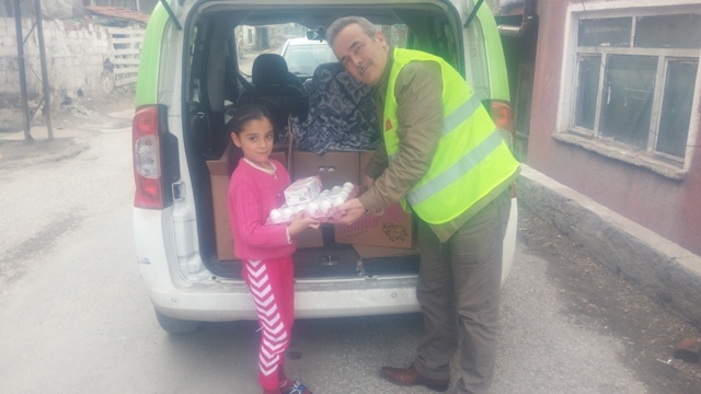 İHTİYAÇ SAHİBİ AİLELERE SÜT, YUMURTA VE ÇOCUK BEZİ DAĞITILDI.-12