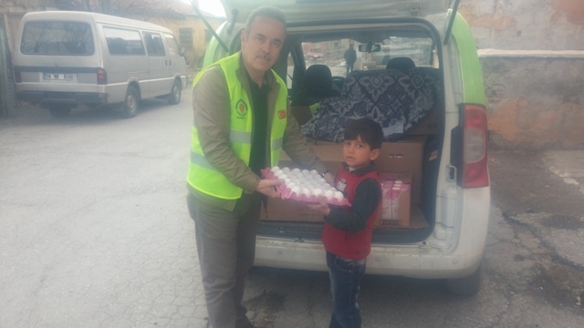 İHTİYAÇ SAHİBİ AİLELERE SÜT, YUMURTA VE ÇOCUK BEZİ DAĞITILDI.-14