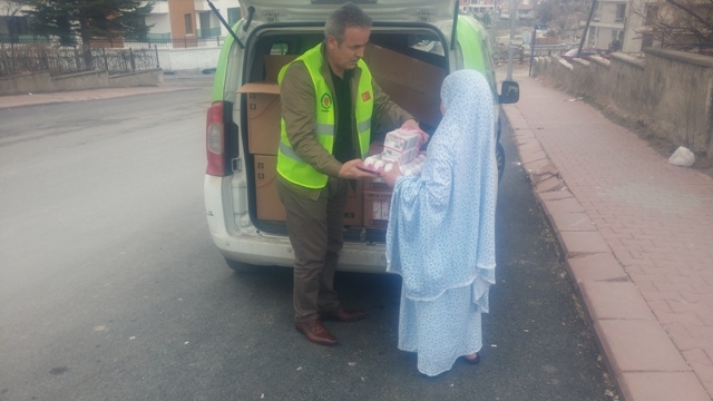 İHTİYAÇ SAHİBİ AİLELERE SÜT, YUMURTA VE ÇOCUK BEZİ DAĞITILDI.-20