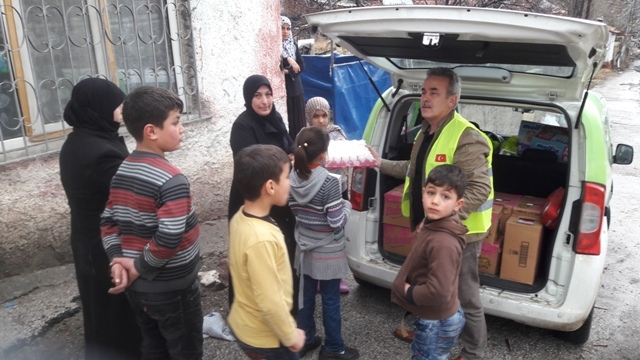 İHTİYAÇ SAHİBİ AİLELERE SÜT, YUMURTA VE ÇOCUK BEZİ DAĞITILDI.-5