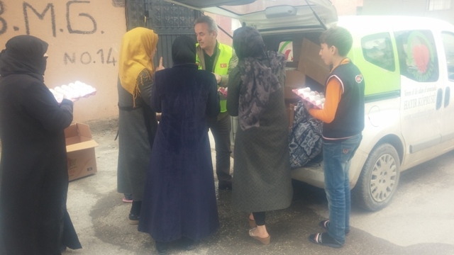 İHTİYAÇ SAHİBİ AİLELERE SÜT, YUMURTA VE ÇOCUK BEZİ DAĞITILDI.-9