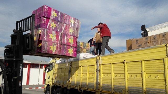 İDLİPE 1 KAMYON GIDA VE İHTİYAÇ MADDESİ GÖNDERİLDİ.-2