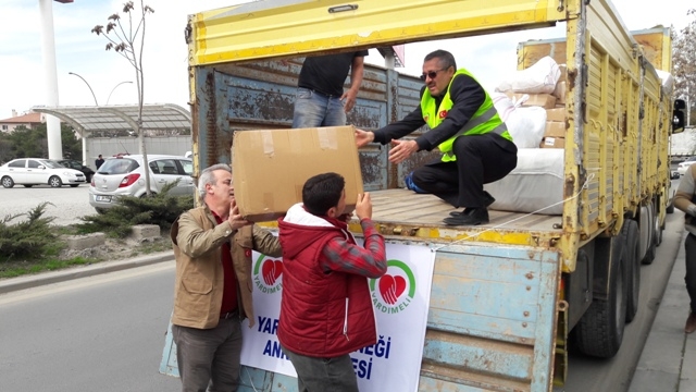 İDLİPE 1 KAMYON GIDA VE İHTİYAÇ MADDESİ GÖNDERİLDİ.-6