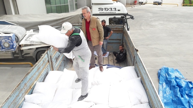 İDLİPE 1 KAMYON GIDA VE İHTİYAÇ MADDESİ GÖNDERİLDİ.-7