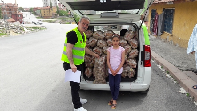 İHTİYAÇ SAHİBİ AİLELERE PATATES DAĞITILDI.-1
