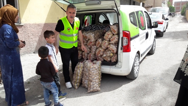 İHTİYAÇ SAHİBİ AİLELERE PATATES DAĞITILDI.-10