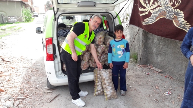 İHTİYAÇ SAHİBİ AİLELERE PATATES DAĞITILDI.-11