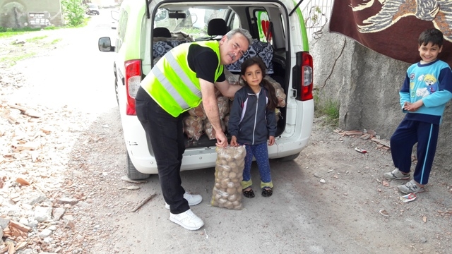 İHTİYAÇ SAHİBİ AİLELERE PATATES DAĞITILDI.-12