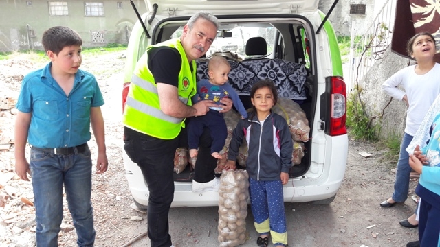 İHTİYAÇ SAHİBİ AİLELERE PATATES DAĞITILDI.-13