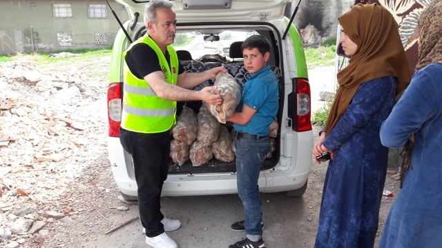 İHTİYAÇ SAHİBİ AİLELERE PATATES DAĞITILDI.-14