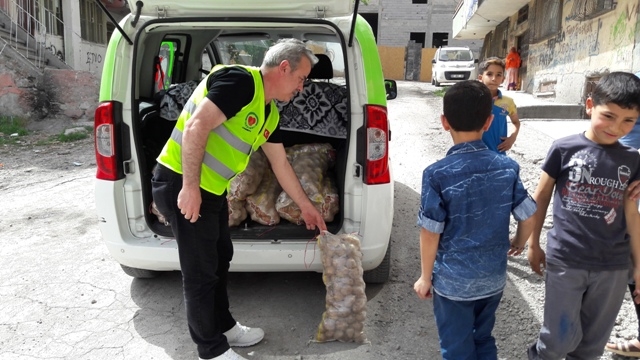 İHTİYAÇ SAHİBİ AİLELERE PATATES DAĞITILDI.-15