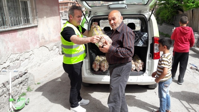 İHTİYAÇ SAHİBİ AİLELERE PATATES DAĞITILDI.-17