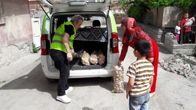 İHTİYAÇ SAHİBİ AİLELERE PATATES DAĞITILDI.-18