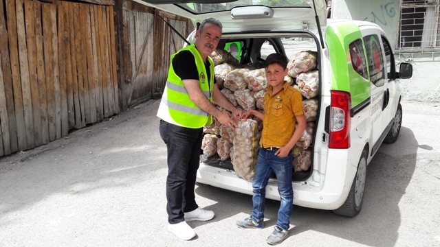 İHTİYAÇ SAHİBİ AİLELERE PATATES DAĞITILDI.-4