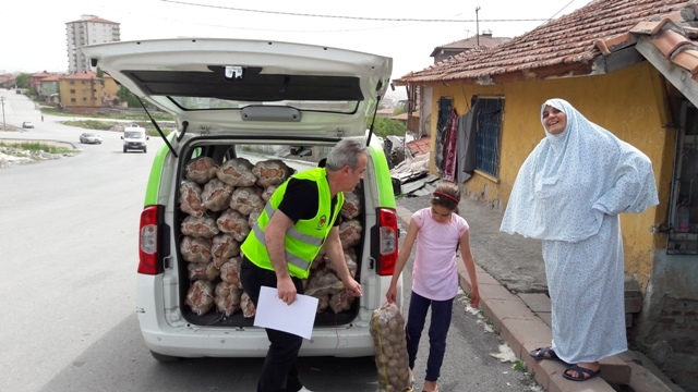 İHTİYAÇ SAHİBİ AİLELERE PATATES DAĞITILDI.-5