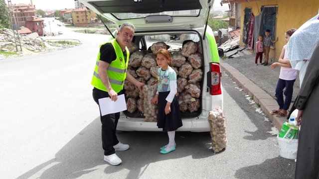 İHTİYAÇ SAHİBİ AİLELERE PATATES DAĞITILDI.-6