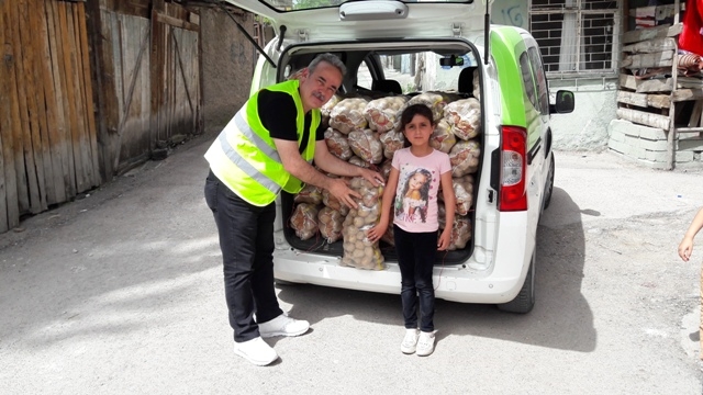 İHTİYAÇ SAHİBİ AİLELERE PATATES DAĞITILDI.-8