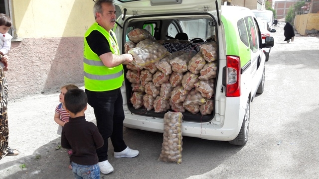 İHTİYAÇ SAHİBİ AİLELERE PATATES DAĞITILDI.-9