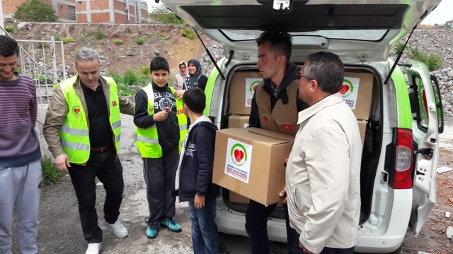 İHTİYAÇ SAHİBİ AİLELERE RAMAZAN KOLİSİ DAĞITILDI.-1