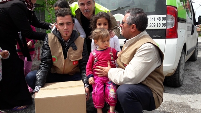 İHTİYAÇ SAHİBİ AİLELERE RAMAZAN KOLİSİ DAĞITILDI.-11