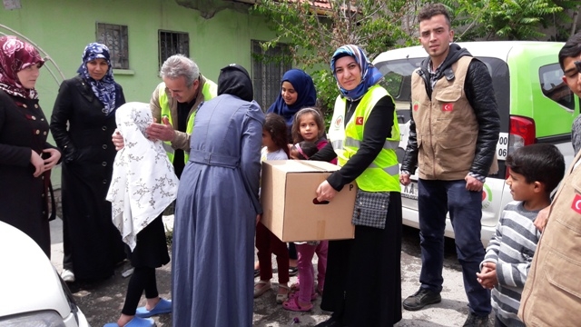 İHTİYAÇ SAHİBİ AİLELERE RAMAZAN KOLİSİ DAĞITILDI.-12