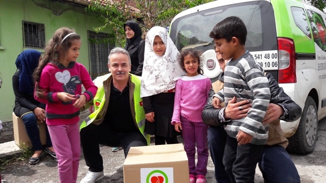 İHTİYAÇ SAHİBİ AİLELERE RAMAZAN KOLİSİ DAĞITILDI.-13