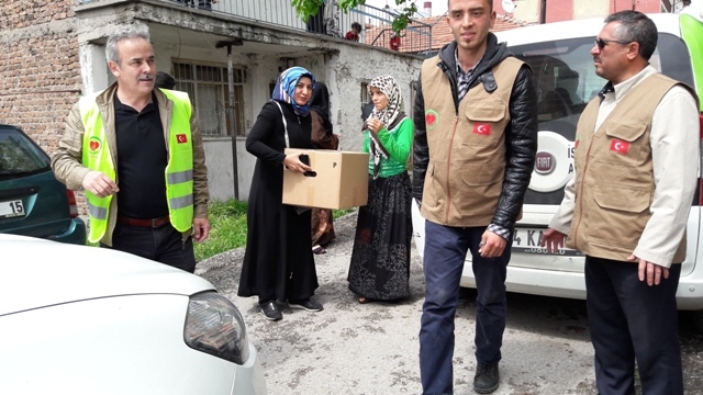 İHTİYAÇ SAHİBİ AİLELERE RAMAZAN KOLİSİ DAĞITILDI.-15