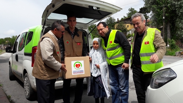 İHTİYAÇ SAHİBİ AİLELERE RAMAZAN KOLİSİ DAĞITILDI.-17