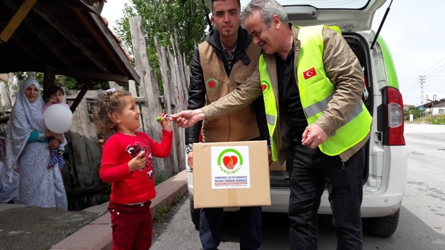 İHTİYAÇ SAHİBİ AİLELERE RAMAZAN KOLİSİ DAĞITILDI.-18