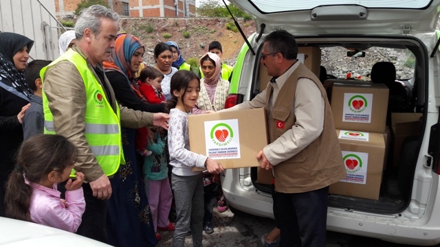 İHTİYAÇ SAHİBİ AİLELERE RAMAZAN KOLİSİ DAĞITILDI.-2