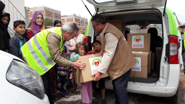 İHTİYAÇ SAHİBİ AİLELERE RAMAZAN KOLİSİ DAĞITILDI.-3