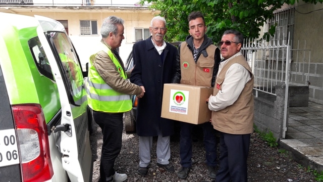 İHTİYAÇ SAHİBİ AİLELERE RAMAZAN KOLİSİ DAĞITILDI.-6