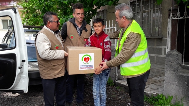 İHTİYAÇ SAHİBİ AİLELERE RAMAZAN KOLİSİ DAĞITILDI.-7