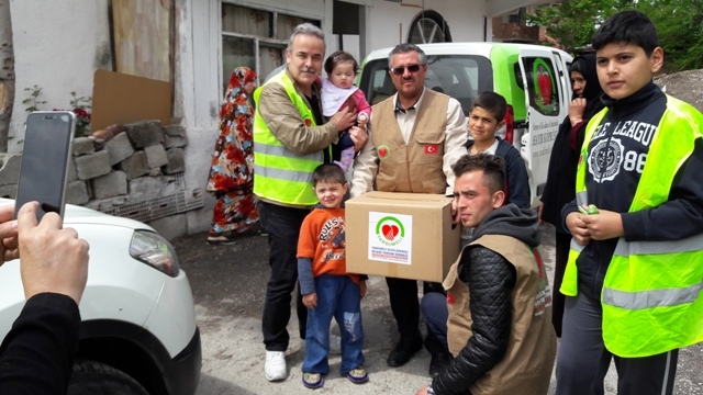 İHTİYAÇ SAHİBİ AİLELERE RAMAZAN KOLİSİ DAĞITILDI.-9