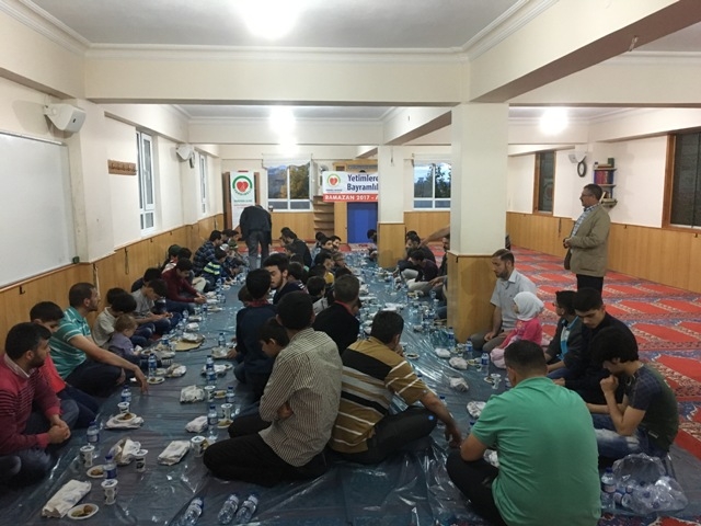 SURİYELİ 100 YETİM ÇOCUK GİYDİRİLDİ.-1