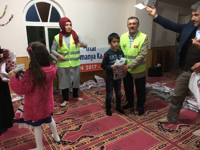 SURİYELİ 100 YETİM ÇOCUK GİYDİRİLDİ.-10