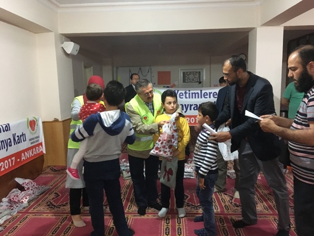 SURİYELİ 100 YETİM ÇOCUK GİYDİRİLDİ.-12