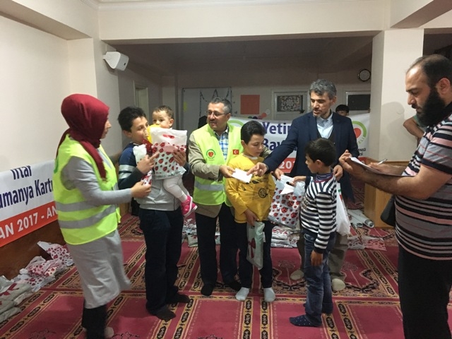 SURİYELİ 100 YETİM ÇOCUK GİYDİRİLDİ.-13