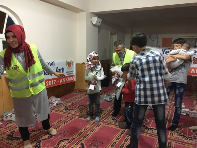 SURİYELİ 100 YETİM ÇOCUK GİYDİRİLDİ.-15