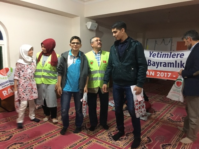 SURİYELİ 100 YETİM ÇOCUK GİYDİRİLDİ.-18