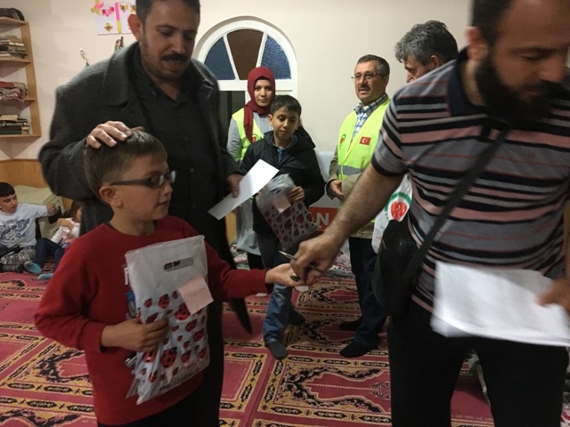 SURİYELİ 100 YETİM ÇOCUK GİYDİRİLDİ.-4