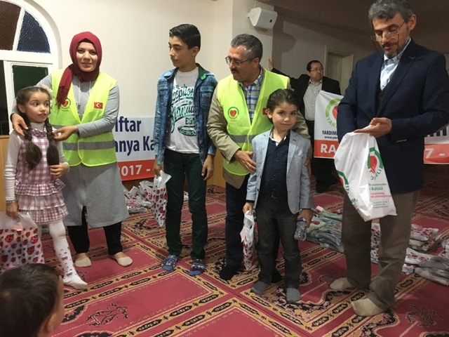 SURİYELİ 100 YETİM ÇOCUK GİYDİRİLDİ.-5
