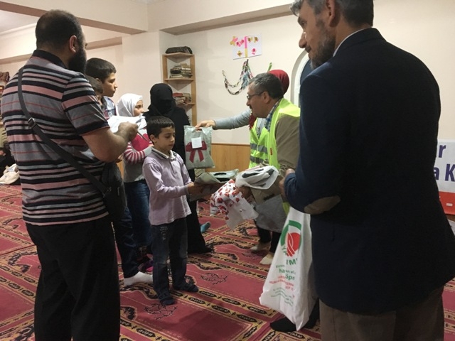 SURİYELİ 100 YETİM ÇOCUK GİYDİRİLDİ.-6