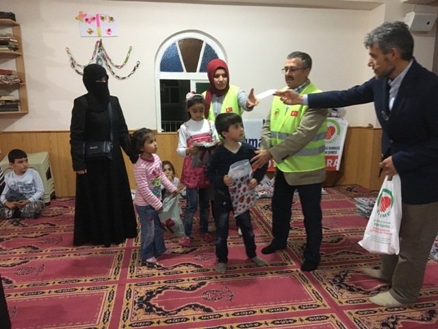 SURİYELİ 100 YETİM ÇOCUK GİYDİRİLDİ.-7