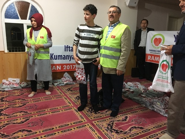 SURİYELİ 100 YETİM ÇOCUK GİYDİRİLDİ.-8