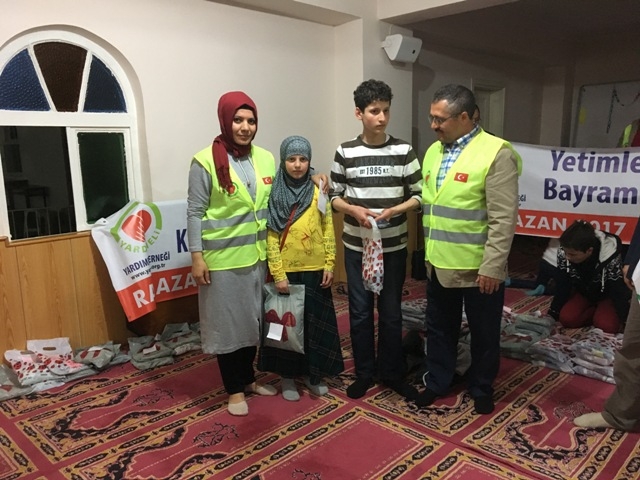 SURİYELİ 100 YETİM ÇOCUK GİYDİRİLDİ.-9