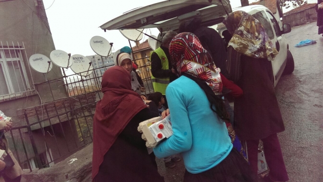 İHTİYAÇ SAHİBİ AFGANLI AİLELERE SÜT VE YUMURTA DAĞITILDI.-5