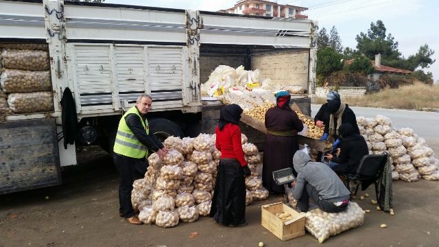 İHTİYAÇ SAHİBİ AİLELERE SOĞAN PATATES DAĞITILDI.-1